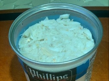 step1: 材料：(約5個)
罐頭蟹肉 100g
粟米 100g
乾葱頭 1粒(切碎)
雞蛋 1隻
低筋麵粉 3湯匙
粟粉 1湯匙
海鹽 1茶匙
黃糖 1/4茶匙
胡椒粉 少許