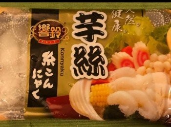 step1: 用滾水略煮芋絲5分秒，汆燙後撈起過冷水，然後撒乾水份備用。