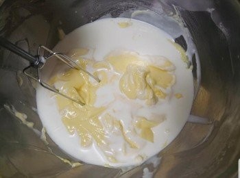 step4: 淡忌廉分2次加入，用電動打蛋器最低速慢慢打勻即可。