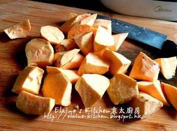 step5: 雞蛋黃蕃薯去皮切件 , 放入大碗內加水浸過面靜待10分鐘