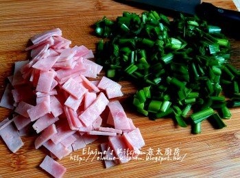 step1: 韮菜切碎 , 火腿切細片 , 韭菜用水沖洗乾淨及瀝乾