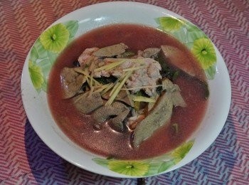 step5: 在煲中心撥開莧菜，加入豬潤同薑絲，再水滾後轉用小火煮約3分鐘👉試後才可加鹽👈完成！