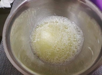 step8: 蛋白用電動打蛋器先高速打至起泡