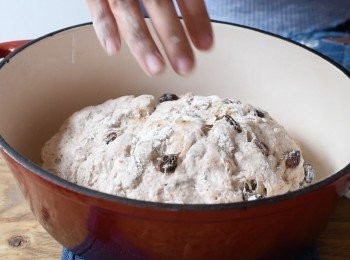 step4: 拿出麵糰，用手按壓麵糰，排出空氣，然後塑形，放在鋪有烘焙紙的烤盤上，蓋上保鮮紙，再靜置發酵一個小時

將焗爐預熱220度C，將鑄鐵鍋放入焗爐內(15分鐘)，然後拿出鑄鐵鍋，將麵糰放入鍋內，蓋上鍋蓋，整個放入焗爐內，焗30至35分鐘即成！