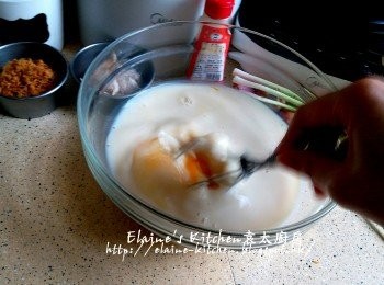 step1: 雞蛋打入大碗內 , 加入鹽及無糖豆漿拌勻