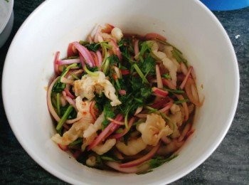 step5: 然后將所有鳳爪同醬汁全部撈勻。試味，再根據自己口味適當增加酸或辣味或者咸味。由于雞醬本身已有甜味和蒜味，所以這個食譜沒有再額外加糖和蒜頭。如自己覺得不夠甜，可適當增加一些。然后放入雪柜2小時以上。冰凍食更惹味。