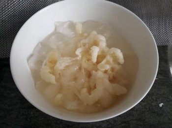 step3: 浸入冰水內直至凍透、瀝干水份切半。備用。