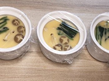 step7: 在茶碗內。倒入混合後的蛋漿。然後加入菠菜及菇。