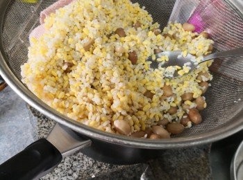 step2: 將綠豆及白糯米分別浸泡半及1小時後撈在一起，花生要先浸後烚（喜歡的話在花生半淋時可以用滷汁煮令花生更美味）