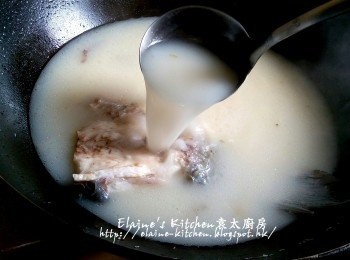 step7: 魚湯煮20分鐘成奶白色湯底
