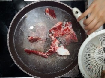 step1: 燒沸水，下牛骨出水 ＝ 煮5分鐘