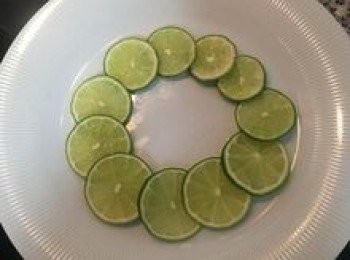 step8: 檸檬切片，擺在盤子上；