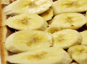 step4: 香蕉切片後鋪在榛子朱古力醬上