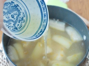 step3: 再加入豬肉，再煮10分鐘，關火，然後下咸蛋白，用筷子拌勻即成！