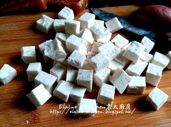 step3: 芋頭去皮切粒 , 美的早餐機煲仔加水 , 放上蒸架及芋頭 , 蓋上蓋按<蒸 / 煮>功能