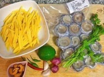 step1: 青皮芒果選擇約七分熟，果肉仍為脆爽口感，去皮後取半顆量切成粗絲後冰箱冷藏備用。香菜，蒜頭、紅蔥頭、辣椒洗淨後用冷開水沖洗2次，瀝乾備用。