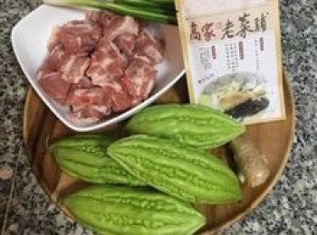 step1: 排骨清洗後瀝乾；苦瓜和蔥洗淨後備用；