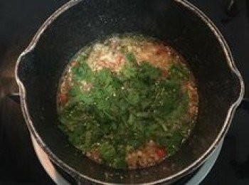 step7: 加入香菜，醬汁完成。