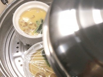 step8: 放入水滾的蒸爐。蓋上蓋子。轉小火蒸10分鐘。然後關火焗3分鐘。
