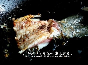 step4: 燒紅鑊 , 先爆香薑絲 , 放入魚尾用中火煎至兩面金黃色