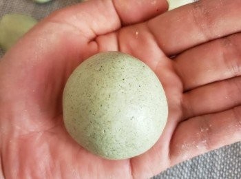 step6: 包上芝麻餡收口搓圓。（注意這個過程要迅速。太久則面團會變干容易裂開。面團溫暖會容易操作。