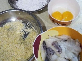 step1: 首先半天前將冰箱中惠康雪藏魚柳放落下格解凍，
準備魚柳步驟：
~用水洗乾淨一條條大魚柳
~用廚房紙抹乾大魚柳
~將大魚柳切成3~4塊小魚柳
~用少少鹽+少少胡椒粉+少少酒+一隻蛋白+少少粟粉醃10分鐘備用（魚柳肉會滑d）