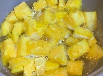 step2: 在冰糖融化前，特別要注意底部有無焦黃，待糖完全溶解後，蓋上鍋蓋悶煮，約半個鐘頭。