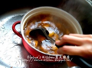 step9: 10分鐘後加入雞蛋黃蕃薯拌勻 , 蓋上蓋轉慢火煲15分鐘