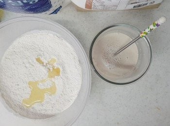 step2: 將油倒入麵粉裡，加入少許鹽
可以看到依士水有泡泡，現在可以倒入麵粉裡，然後用手拌勻後搓成<span class="group_1">麵糰</span>，