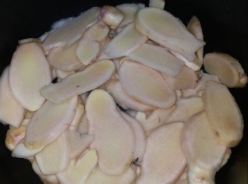 step4: 可加入子薑，冰糖及水炆焗至淋

我係用電煲，所以煲底先放子薑