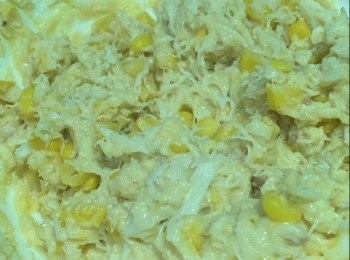 step4:  將蟹肉 / 粟米 / 乾葱頭 / 低筋麵粉 / 粟粉 / 雞蛋拌勻，加入海鹽 / 黃糖調味。