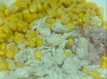 step3: 蟹肉及粟米瀝乾水份，再用廚房紙印乾水份；蟹肉用少許胡椒粉拌勻，乾葱頭切碎，備用。