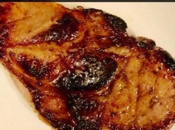 step2: 然後熱鍋加少許油，放入豬腩肉煎至兩邊都金黃色取出，再將豬肉切薄片備用。