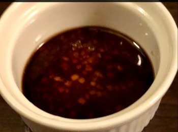 step6: 然後倒入魚露和糖加少許水，待滾後再於豬肉一起炒，上加多一些薄荷葉再兒一會便可。