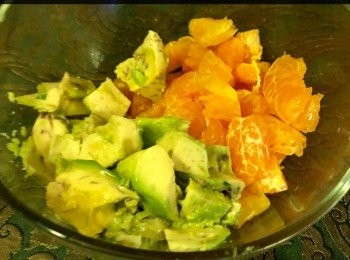 step2: 2個橘（1個只要橘的汁，另1個橘去皮只要內裡橘的肉）。牛油果1個。


橘和牛油果切丁，加少許檸檬汁備用。