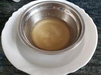 step8: 凍開水倒入魚膠粉稍攪拌, 隔水用熱水座溶。