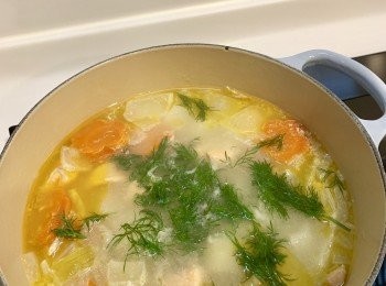 step8: 臨上碟前加刁草煮5分鐘，唔好咁早加，煮太耐刁草會變黑