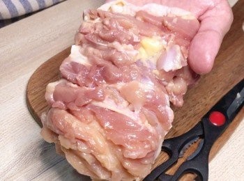 step2: 洗淨<a href="https://bit.ly/2ZxapeY" target="_blank" data-keyword="雞扒" class="guide-link"><strong>雞扒</strong></a> <span style="display:inline-block;vertical-align:middle;margin-top:-3px;color:initial;border-radius:3px;padding:2px 3px;font-size:12px;line-height:14px;background:#87d300;color:#fff;">即買</span> 後
切斷筋位及較厚位置