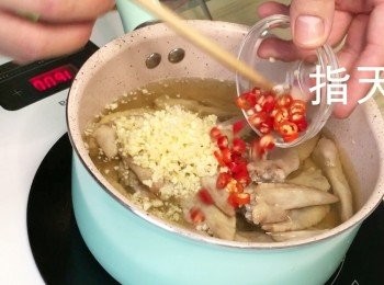 step5: 加入<a href="https://bit.ly/3zHU5V3" target="_blank" data-keyword="雞翼" class="guide-link"><strong>雞翼</strong></a> <span style="display:inline-block;vertical-align:middle;margin-top:-3px;color:initial;border-radius:3px;padding:2px 3px;font-size:12px;line-height:14px;background:#87d300;color:#fff;">即買</span> 尖。指天椒。蒜頭 。雞粉。白糖。鹽。