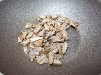 step3: 燒熱隻鑊，大火將鴨絲放入鑊中炒一炒