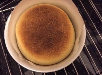 step4: 第二次發酵完成前15分鐘，180度預熱焗爐
將發酵後的麵團放入焗爐，180度焗20-25分鐘，完成後將麵包移到架上放涼