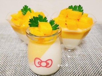 step12: 如果想做到如圖片有斜度的效果，就把容器傾斜放置）如果想牛奶部分凝固快些。就放在冰格那里雪大約8~10分鐘就好。