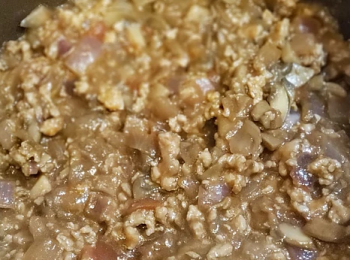 step8: 把蕃茄醬、 雞粉、糖、 豉油拌勻煮熟後盛起