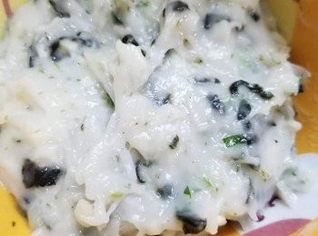 step3: 將全部材料搞暈佢~大約15個圈，
再用手拿起墨魚滑撻落隻碗度~大約10至15下，
呢個2個步驟好重要，會令紫菜墨丸食落彈牙d