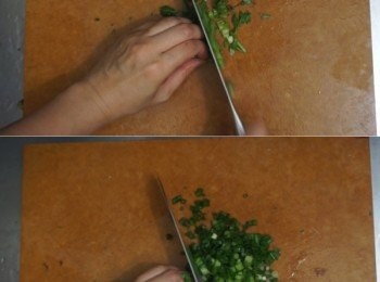 step3: 蔥跟芫茜洗淨，切碎後加入豬肉拌勻

（不嗜的可以略過，老娘就喜歡多蔥多芫茜）