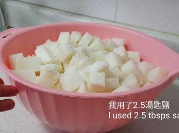 step2: 用大約2.5至3湯匙鹽去醃蘿蔔，