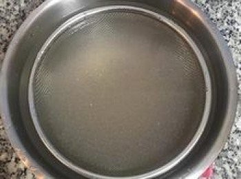 step7: 濾除水份後，沖涼水至完全降溫；完全冷透後，便可泡入冰開水中；