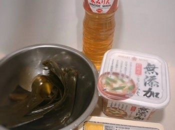 step1: 昆布先浸水半天變軟，後洗淨切小段