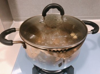 step1: 先把栗子、蓮子蒸熟或者煲熟 *蓮子必須要記得要去掉芯，唔係會苦*