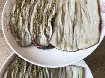 step4: 把蒸好的茄子切半，用刀輕輕剁至攤開。